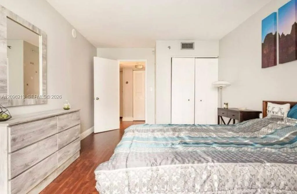 Madison Downtown Condo — Photo 2