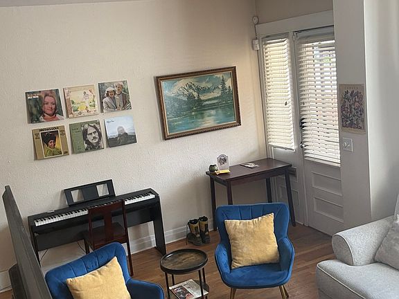 Living Room/Front Entry