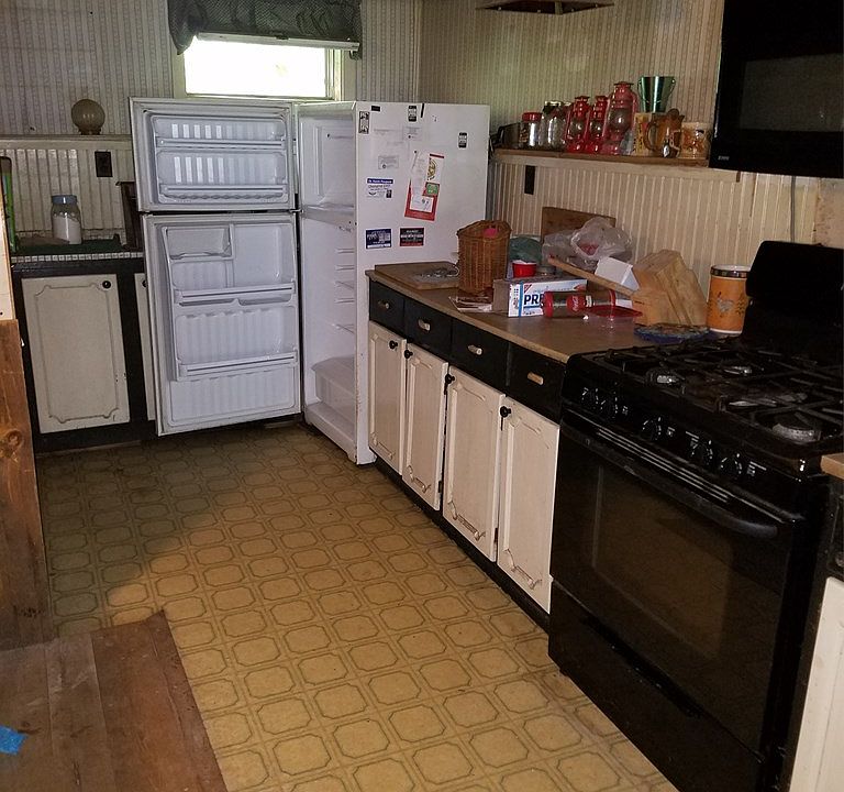2nd image of 335 Bear Swamp Rd