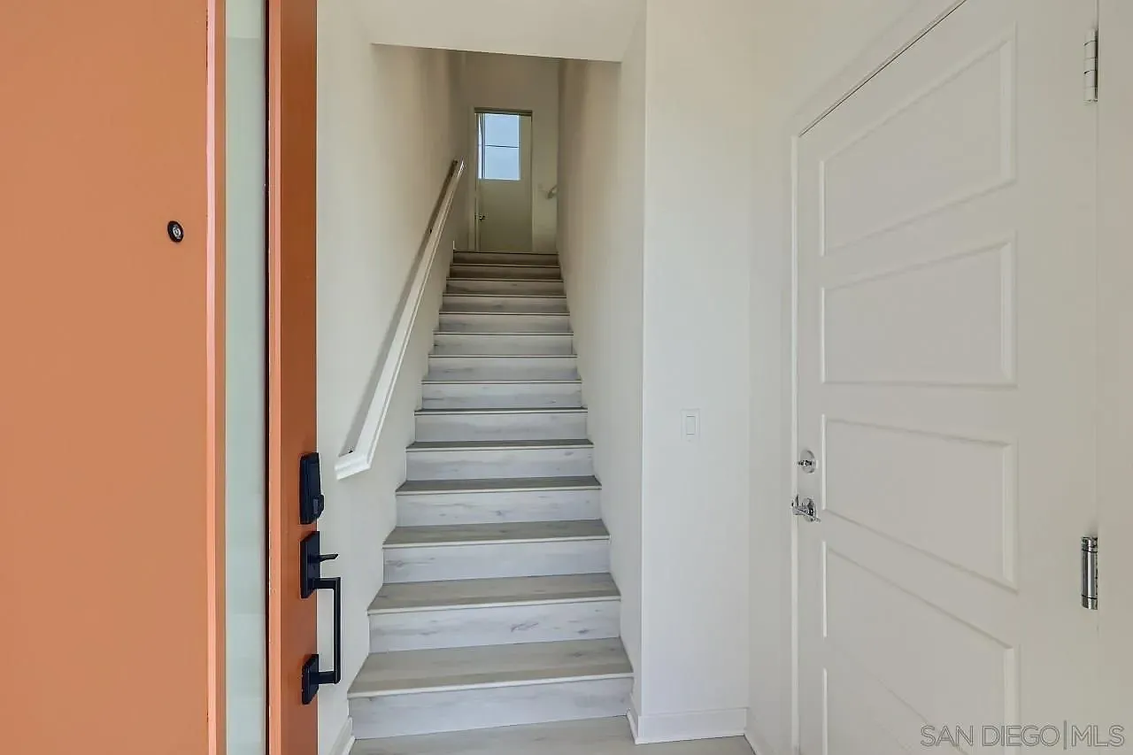 3 bed, 2.5 bath, 1570 sqft, $5,900 — Photo 4