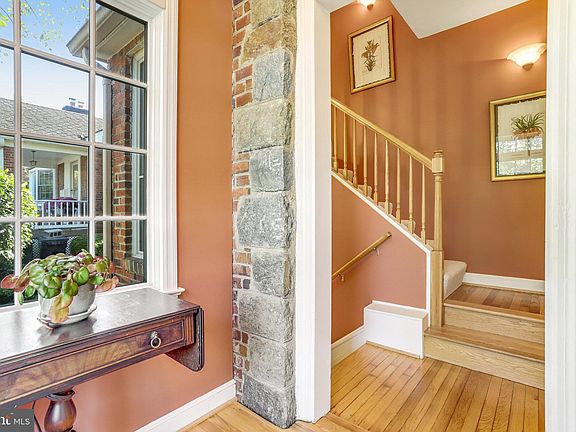 5th image of 1007 Parker St