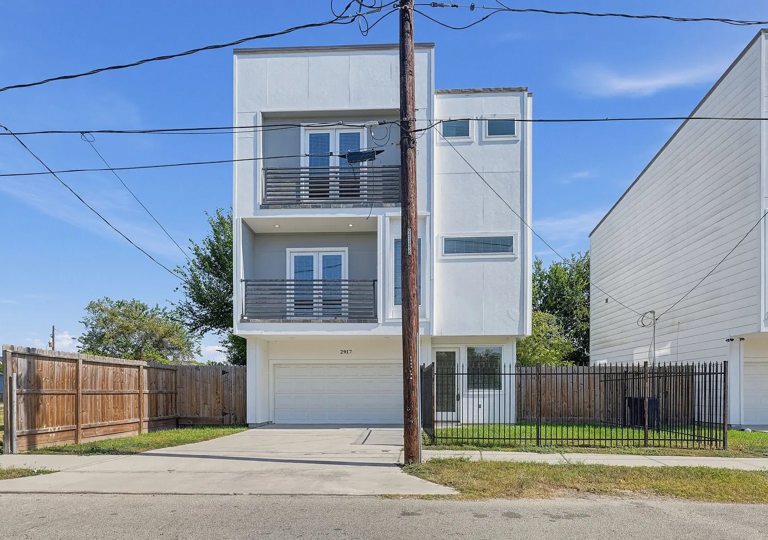 Stunning 3-Bedroom Houston Townhome | 3.5 Baths + 2-Car Garage + Private Yard! — Photo 1
