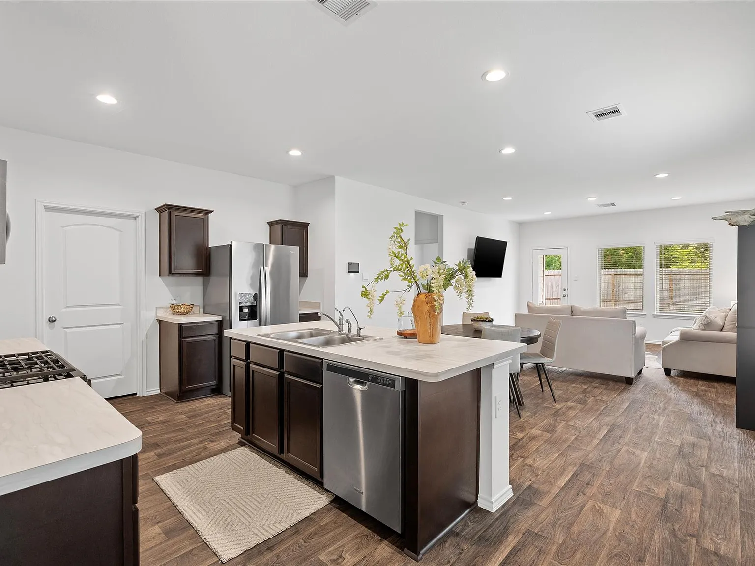 3 bed, 2.5 bath, 2057 sqft, $2,200 — Photo 3
