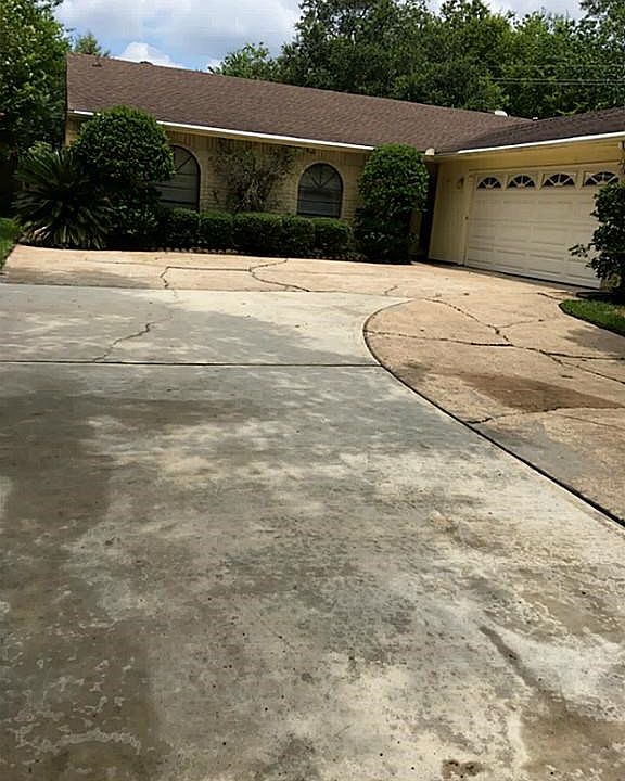 Great curb appeal located on a cul-de-sac