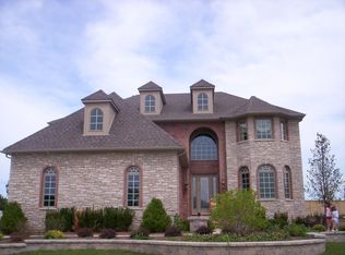 4 Baker Ln, Naperville, IL 60565