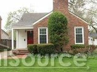 2065 Norwood Dr, Grosse Pointe Woods, MI 48236