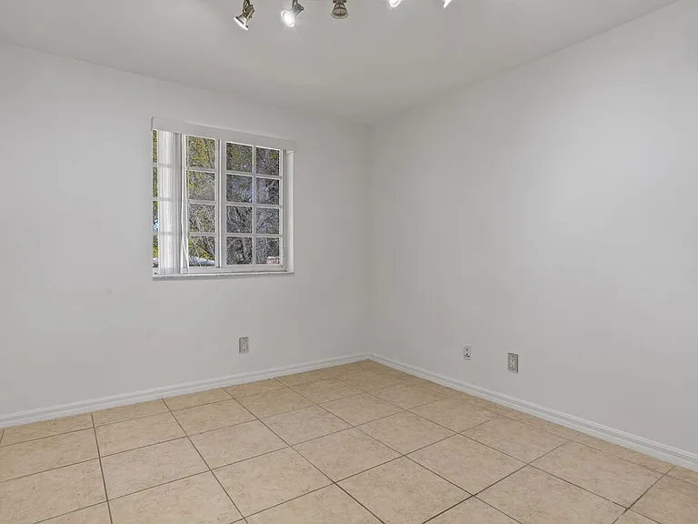 330 SW 2nd Ave #3 — Photo 32