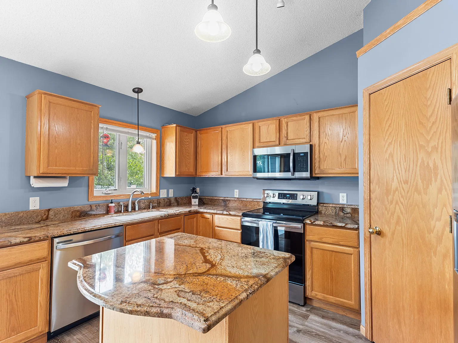 4 bed, 2.5 bath, $2,700 — Photo 2