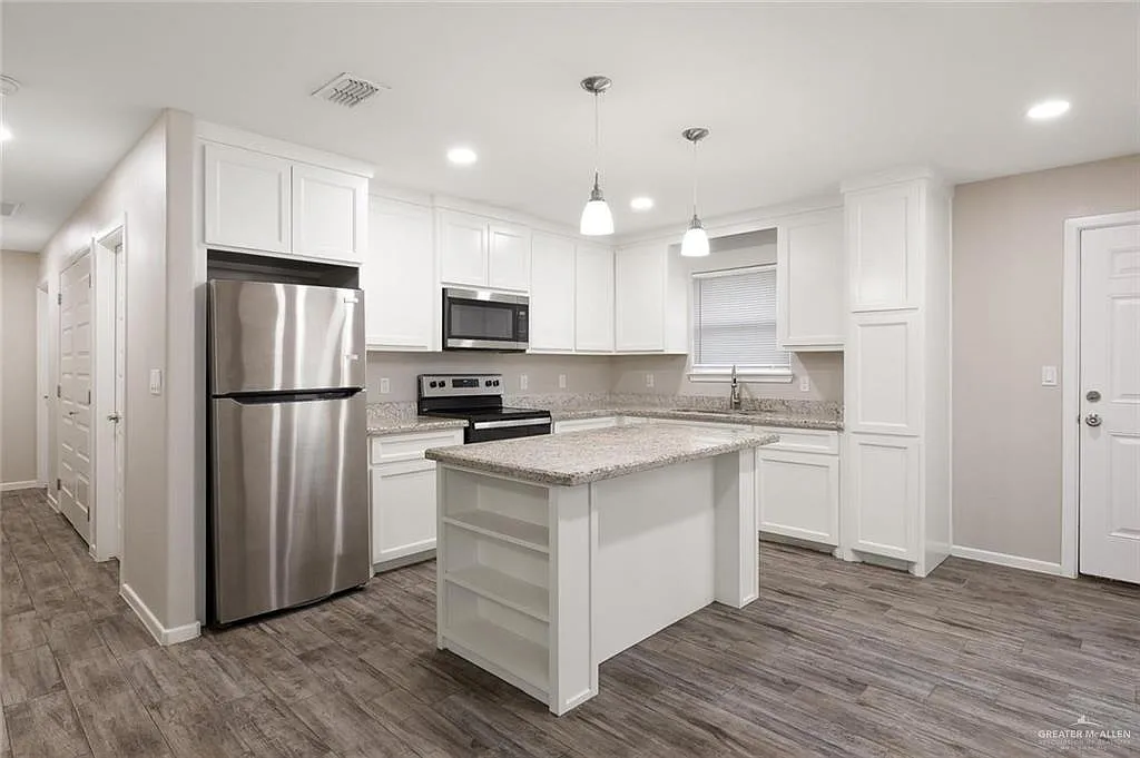 3 bed, 2.0 bath, 1069 sqft, $1,195 — Photo 3