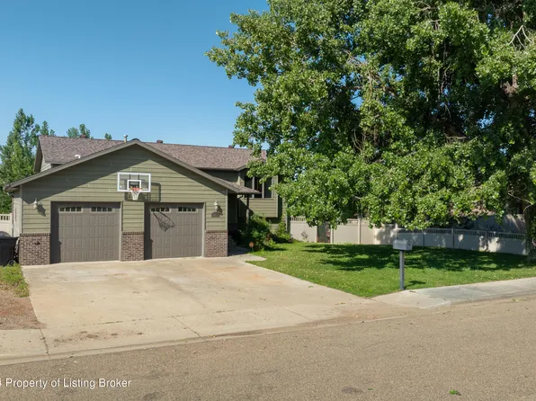 695 7th St SW, Dickinson, ND 58601