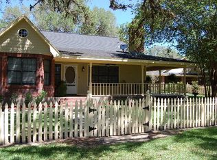 1592 Live Oak Dr, Inez, TX 77968