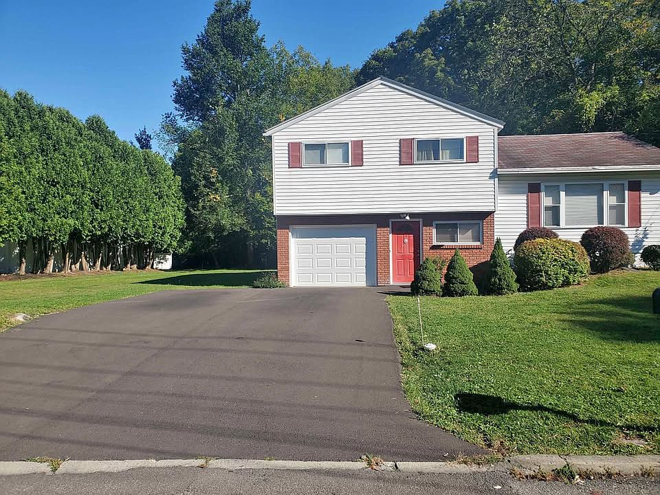 Double Driveway
Entrance is at the floor level