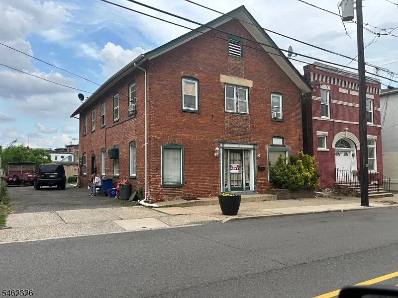 18 Mountain Ave