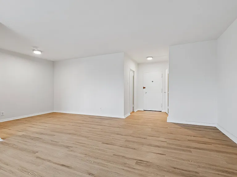 Quebec House Apartments — Photo 39