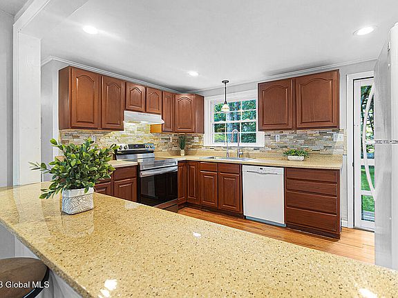 5th image of 33 Red Oak Lane