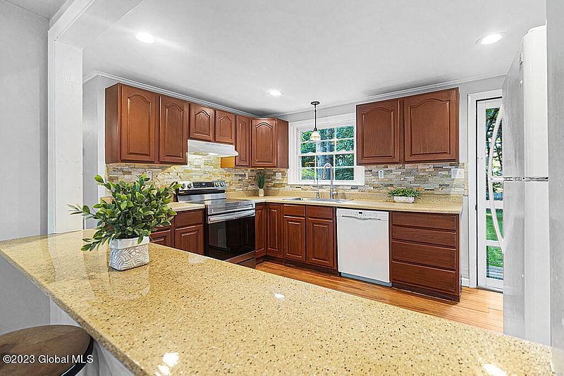 5th image of 33 Red Oak Lane