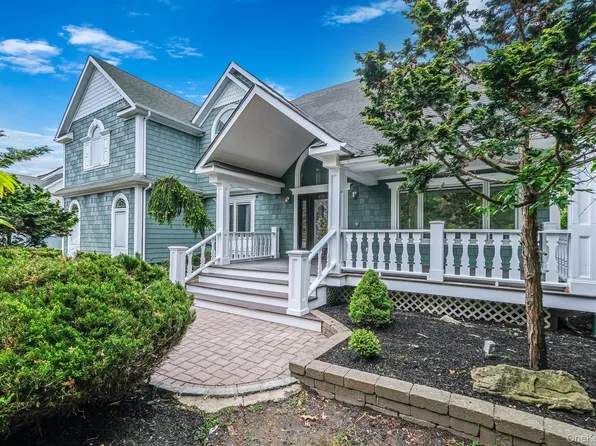 6 Robert Court, Center Moriches, NY 11934