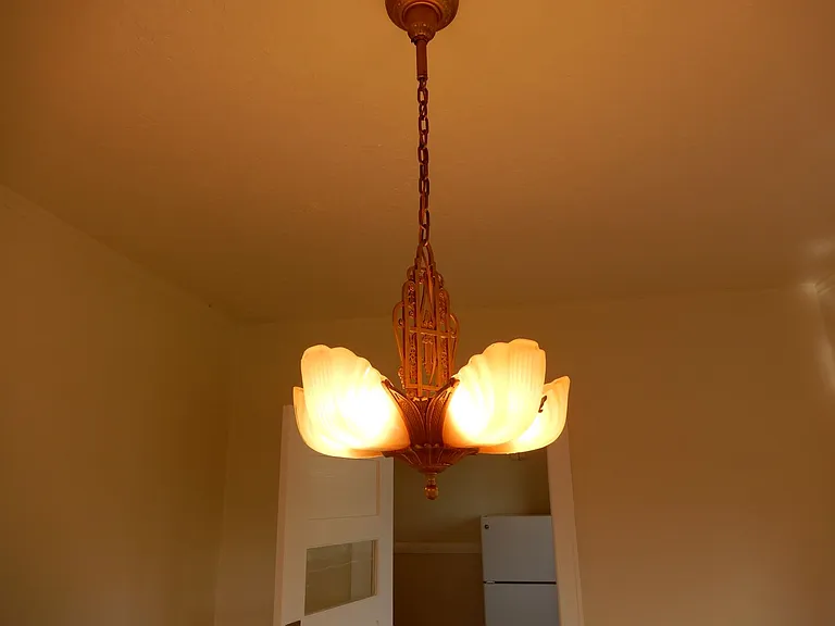 Lucretia Court Apartments — Photo 12
