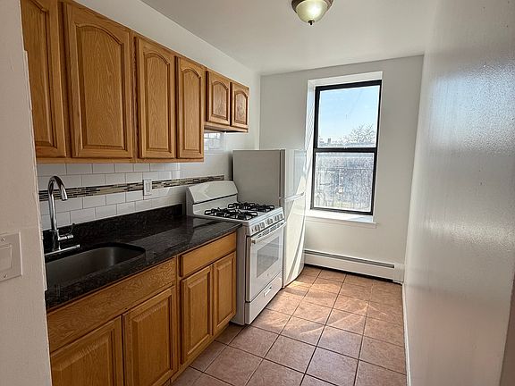 5th image of 1320 Sheridan Ave #1