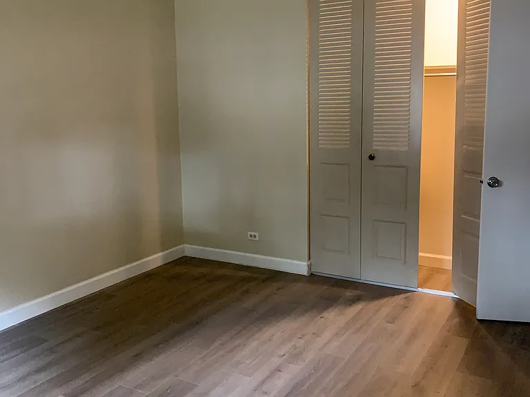 Large bedroom w/ a huge closet