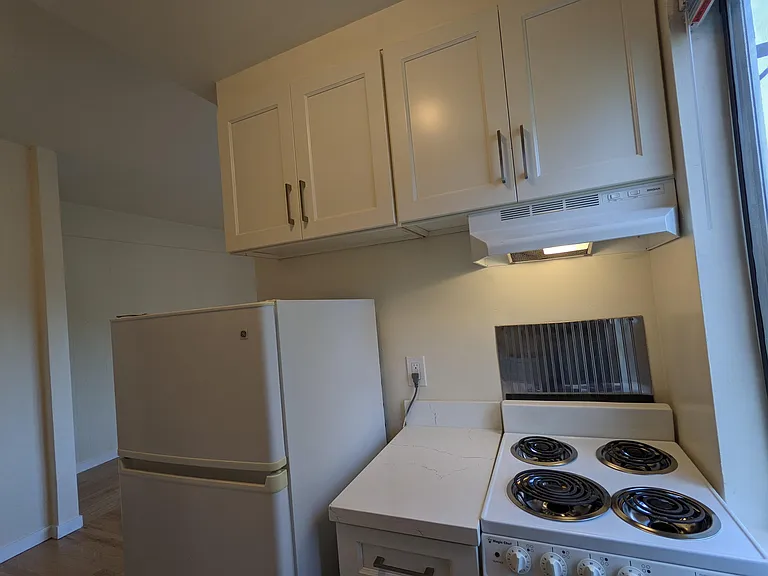 2541-2569 Le Conte Ave — Photo 21
