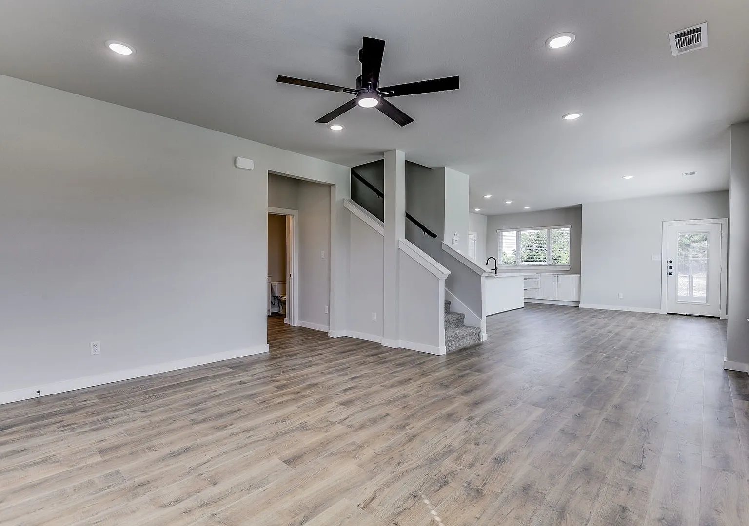 Available Now! Luxurious Triplex Located On 1-Acre Lot In Midlothian, Tx! — Photo 4