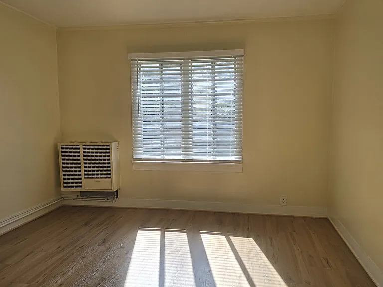2812 3/4 Hillcrest Dr — Photo 2
