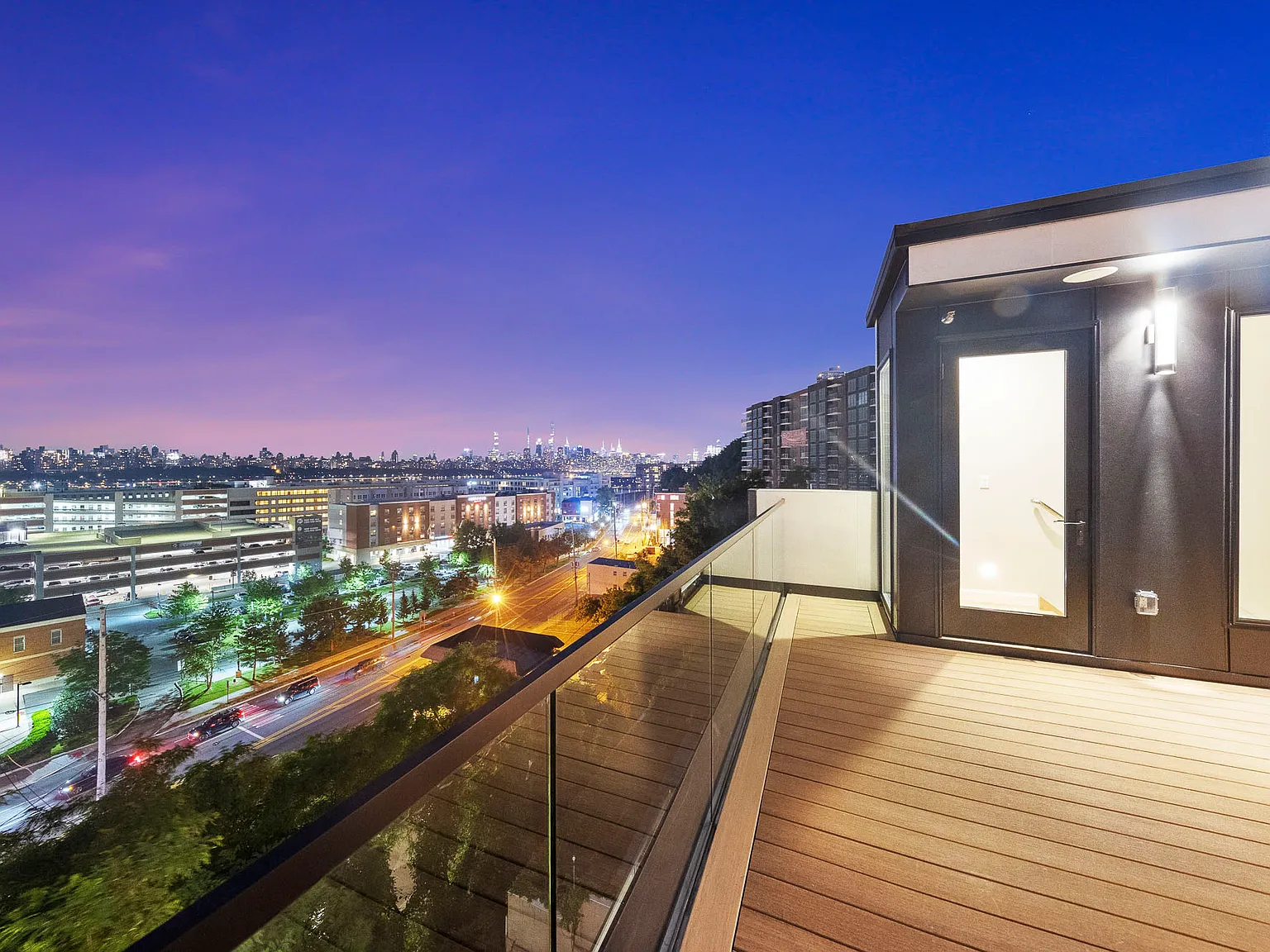 4 bed, 5.5 bath, 5000 sqft, $16,500 — Photo 3