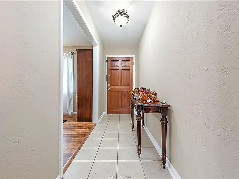 1210 Haines Dr — Photo 4