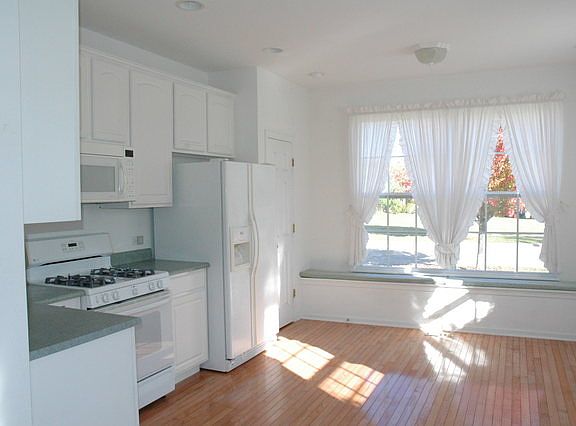 3rd image of 70 W Hague Dr