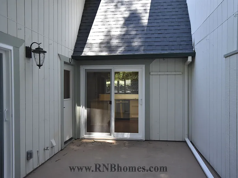 415 Sutton Pl — Photo 19