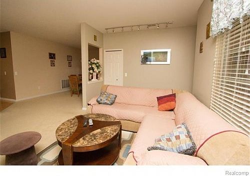 5th image of 5247 Twin Oaks Dr