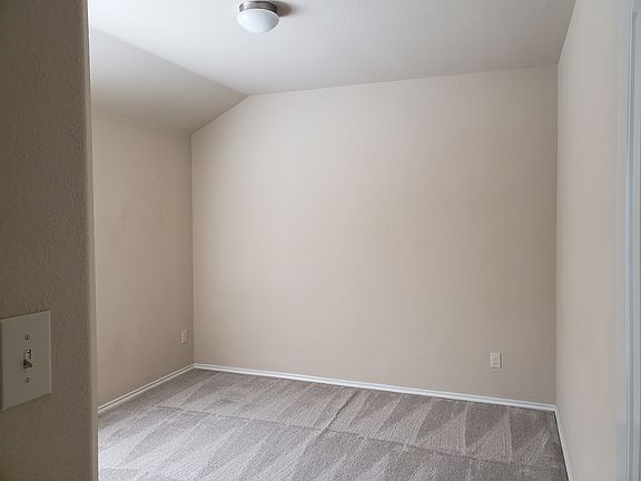 5th image of 710 English Ivy Dr