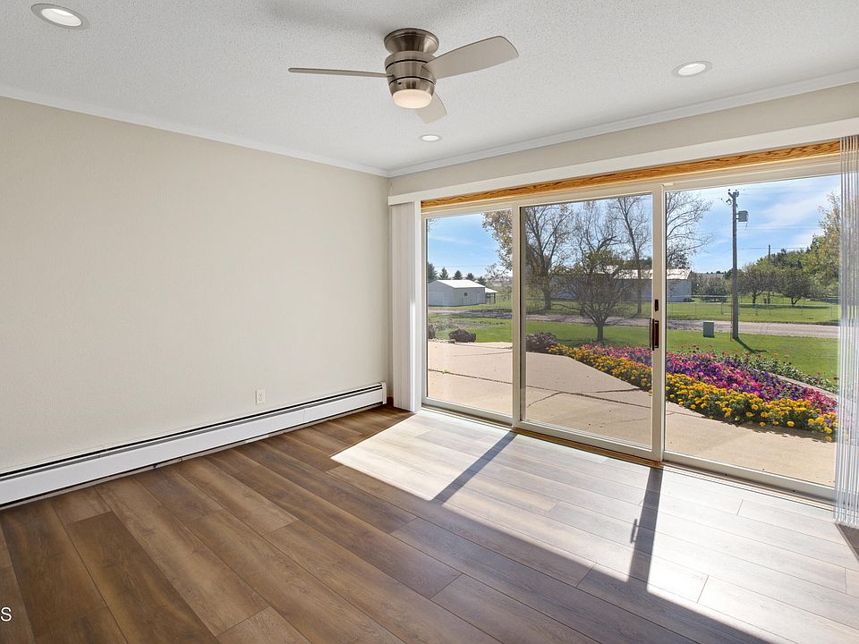 1st image of 210 Oak Ave E