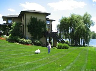 6825 Walnut Lake Rd, West Bloomfield, MI 48323