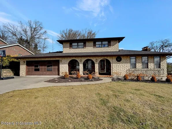 8 Flora Dr, Peckville, PA 18452