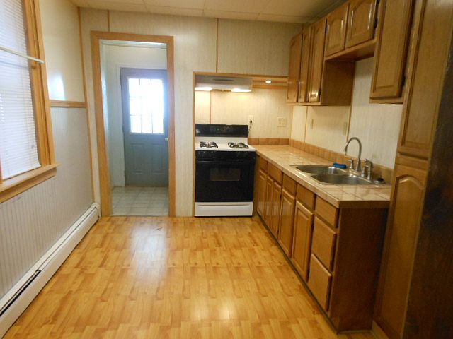 Modern eat-in kitchen
