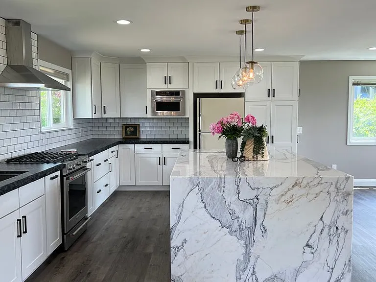 7370 Pembroke Dr — Photo 1