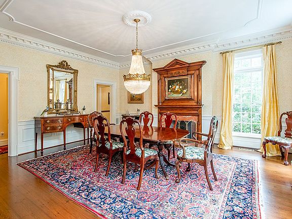 Separate formal dining rm