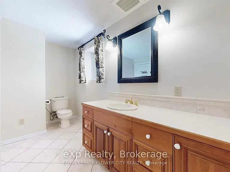 85 William St N #401 — Photo 16