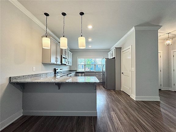2nd image of 903 NE Heights Ln