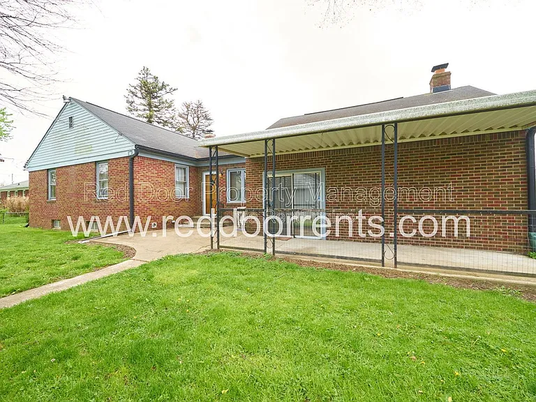 328 N Post Rd — Photo 2
