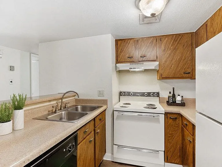 Tanque Verde Apartments — Photo 23