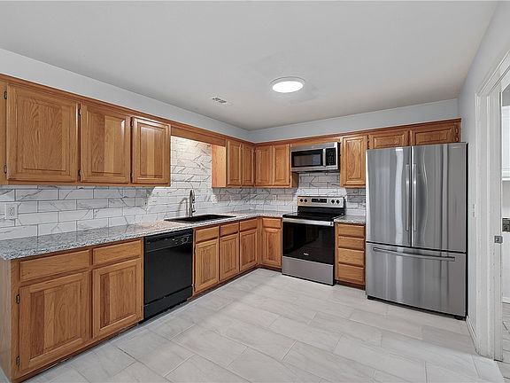 5th image of 2566 W Arthur Hart St