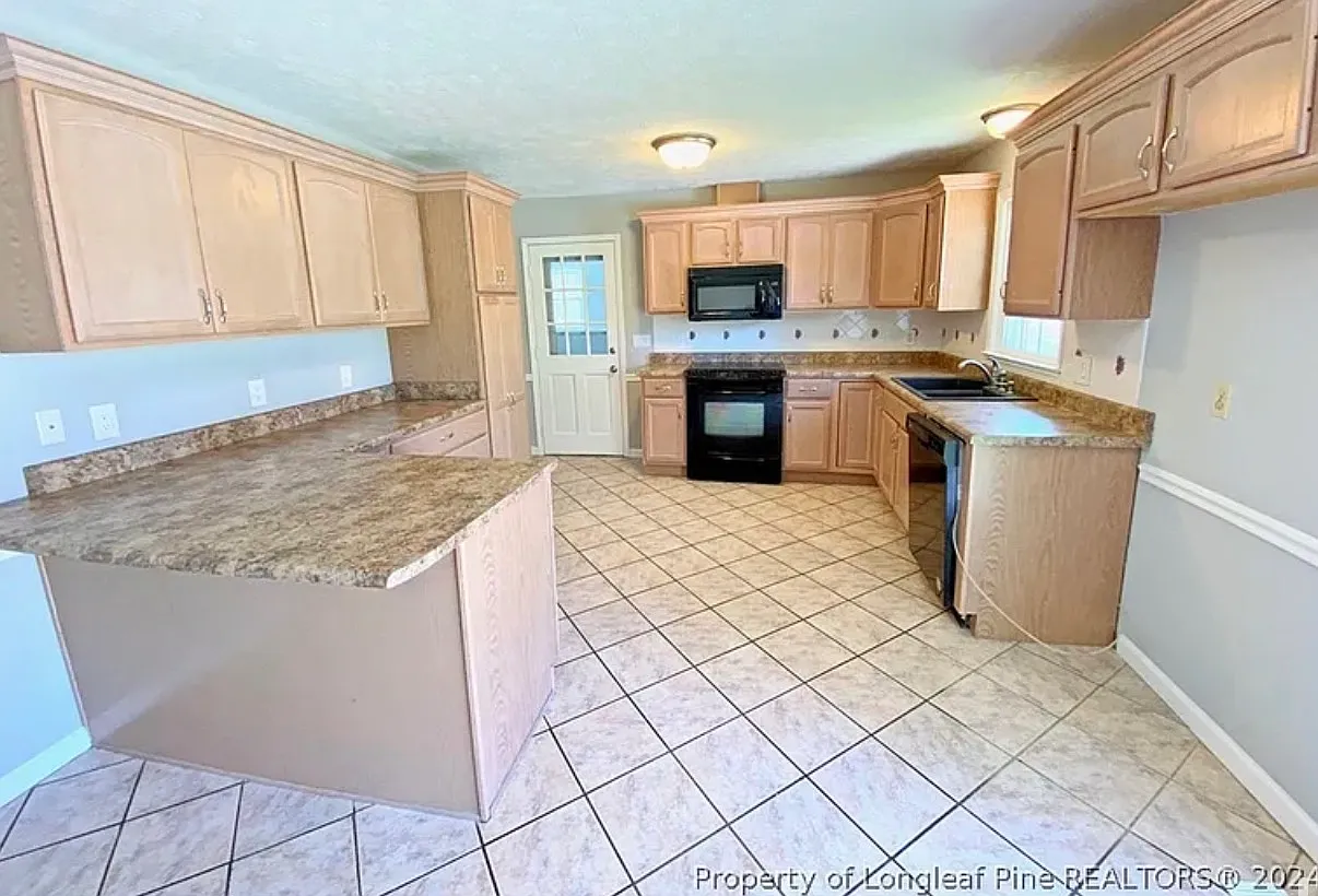 3 bed, 1.5 bath, 1339 sqft, $800 — Photo 1