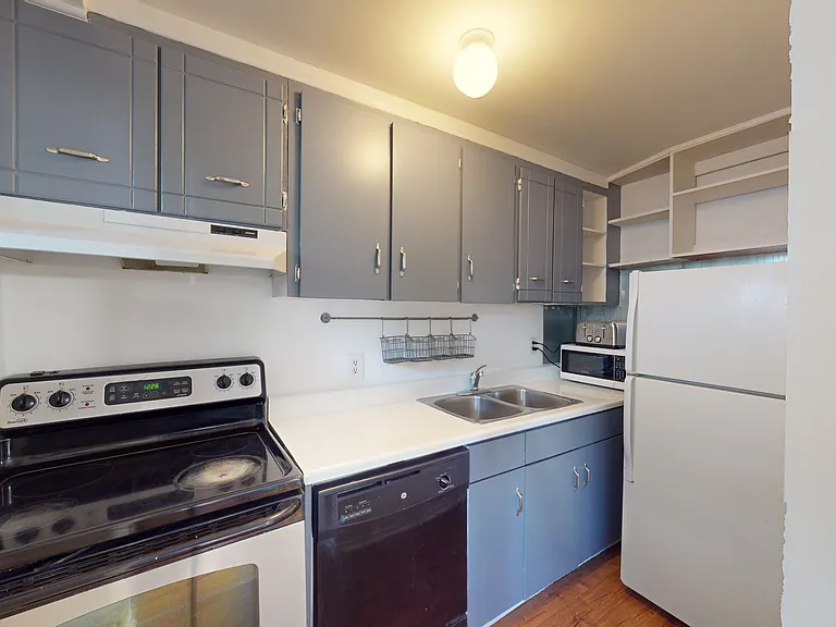 221 Bathurst St #4 — Photo 14