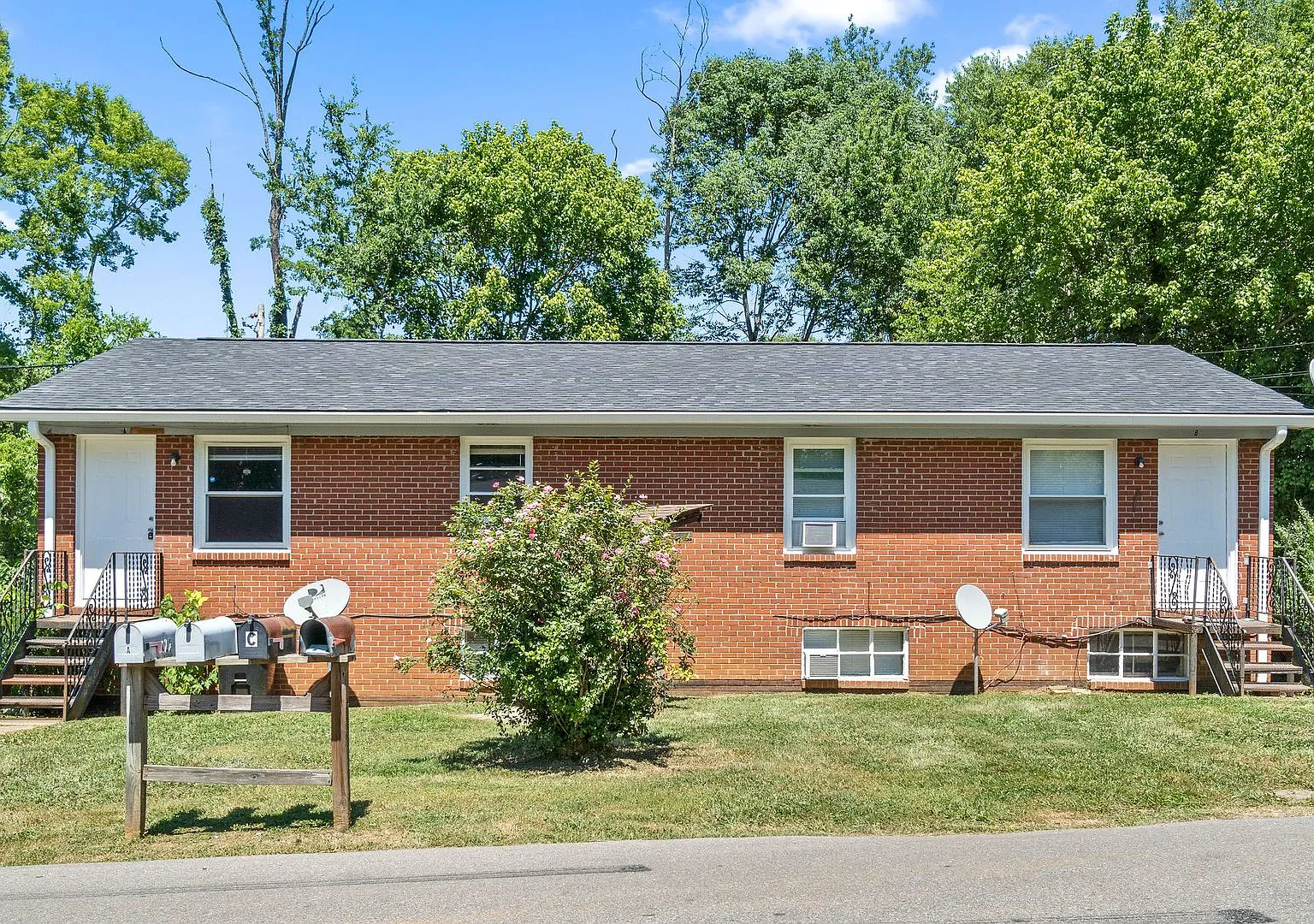 427 Circle Drive — Photo 1