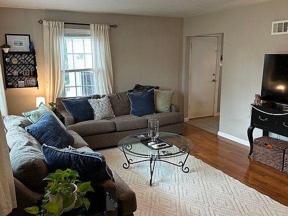 5th image of 414 Charlene Dr