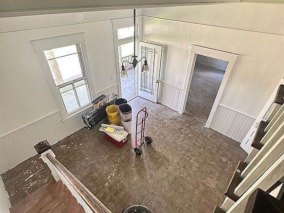 6th image of 211 E Main St