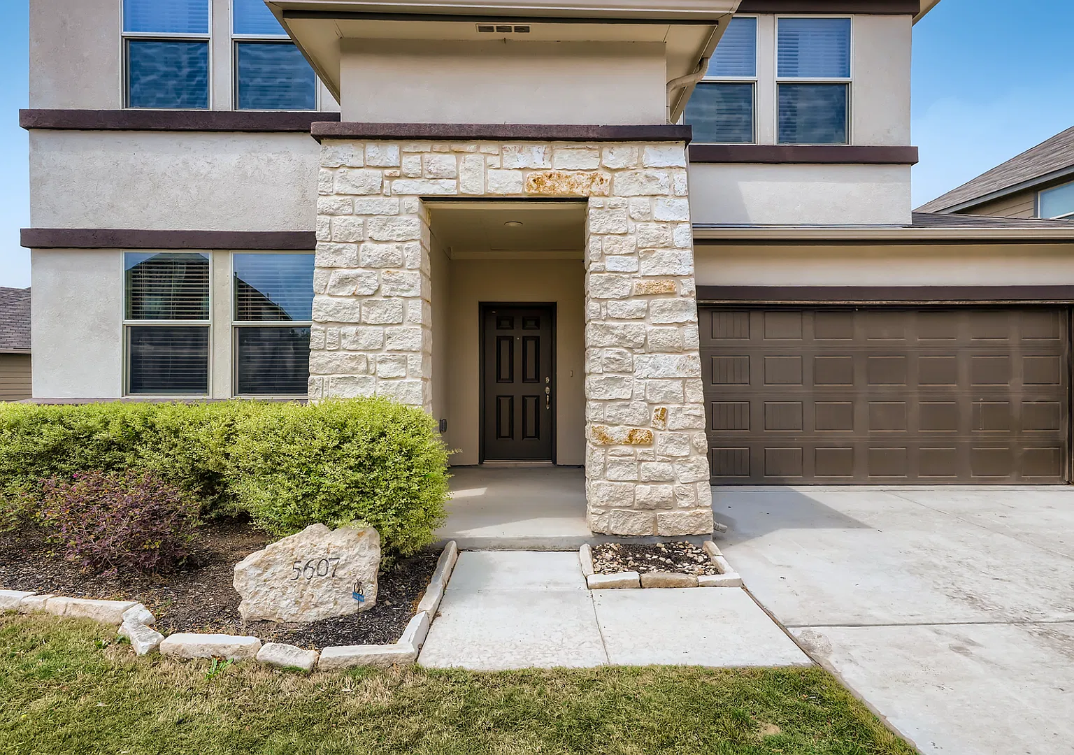 Beautiful Home in a Gates Community — Photo 2